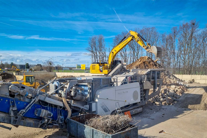 Recyclinganlage verarbeitet Bauschutt zu wiederverwendbarem RC-Baustoff in Zülpich.